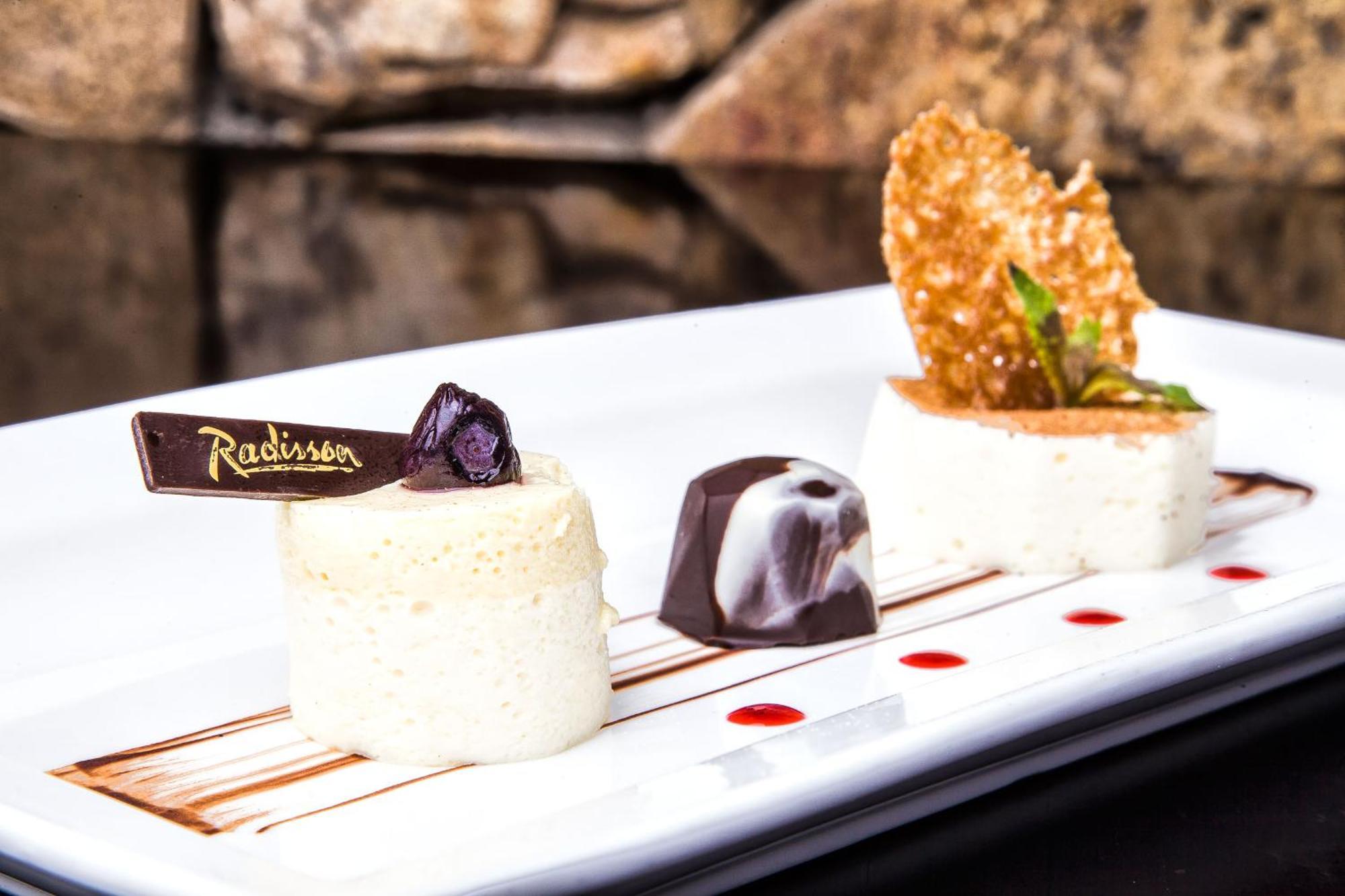 Radisson Blu Acqua Hotel & Spa Concón Exterior foto A selection of desserts